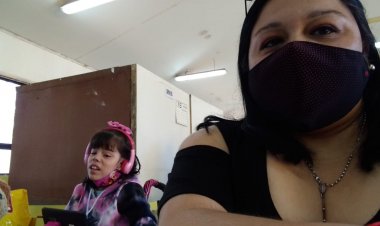 El notable compromiso cívico de Carmen Retamal: cumple su labor de vocal de mesa con su hija con capacidades distintas