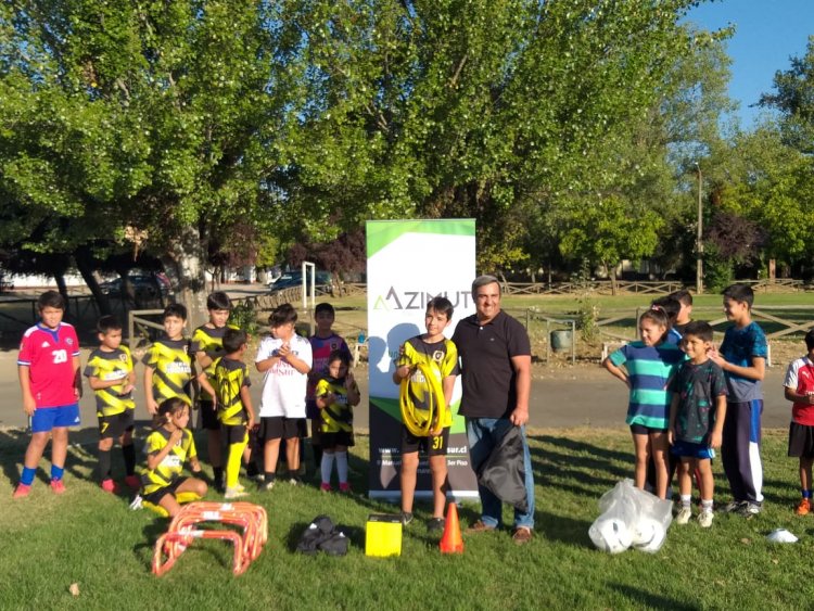 Fundación Azimut entregó implementación deportiva a Escuela de Fútbol de la ESCART Linares