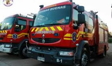 Dos bomberos fueron agredidos por familiares de hombre que chocó contra un poste