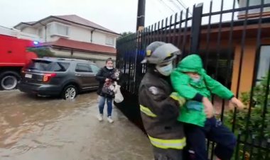 Bombero se hace viral tras asistir a alumnos del Colegio Lucila Godoy de Linares