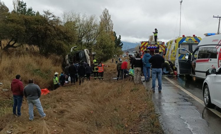 Nueva tragedia carretera: conductor y pasajera fallecen tras volcamiento de microbús en ruta San Javier-Constitución