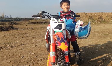 (VIDEO) Yoyo Retamal Jr: el pequeño linarense que revoluciona el circuito nacional mini de motocross