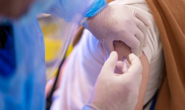 Nueva vacuna bivalente protegería mejor  a la población contra variante Ómicron