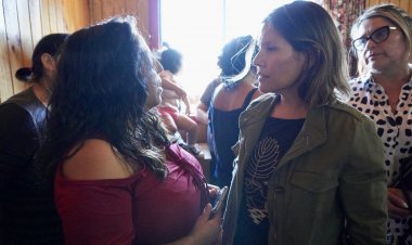 SernamEG en terreno: entregan productos de higiene personal a mujeres afectadas por incendios