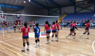 En la Conmemoración del Día de la Mujer jugadoras del Club de Vóleibol "Vieja Escuela" no pudieron entrenar en el Gimnasio Municipal de Linares