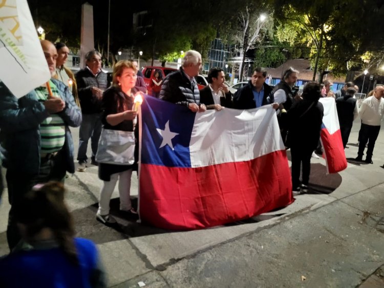 Candidato a constituyente Luis Valentín Ferrada junto a alcalde de Linares Mario Meza solidarizan con Carabineros de Chile