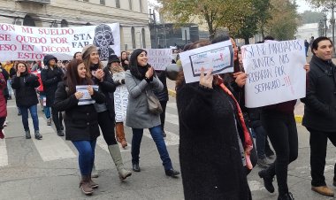 Crisis de la educación municipal en Linares: profesores y asistentes protestan exigiendo el pago de las deudas previsionales, comerciales y de seguros