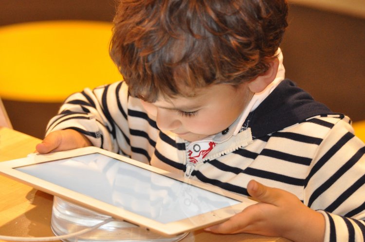 Recomiendan limitar exposición de niños y jóvenes  a los dispositivos electrónicos
