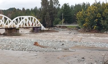 Autoridades inspeccionan avances en reposición de puente "Tres Arcos" en Linares