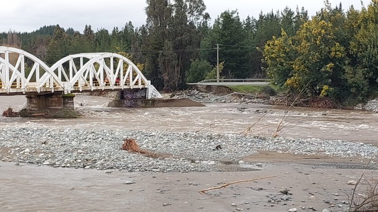 Autoridades inspeccionan avances en reposición de puente "Tres Arcos" en Linares