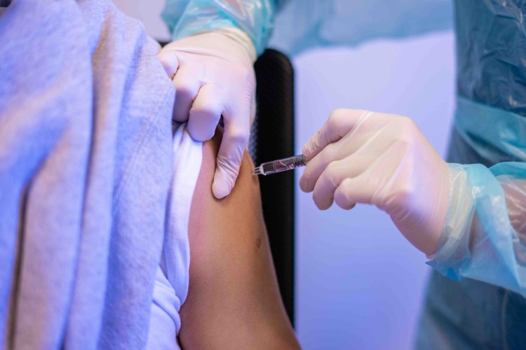 Epidemiólogos recomiendan vacuna de refuerzo ante nuevo brote de COVID-19