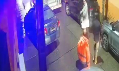 (VIDEO) Sorprenden orinando en la vía pública al alcalde de Linares