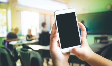 Psicóloga analizó proyecto que busca prohibir el uso de celulares en colegios