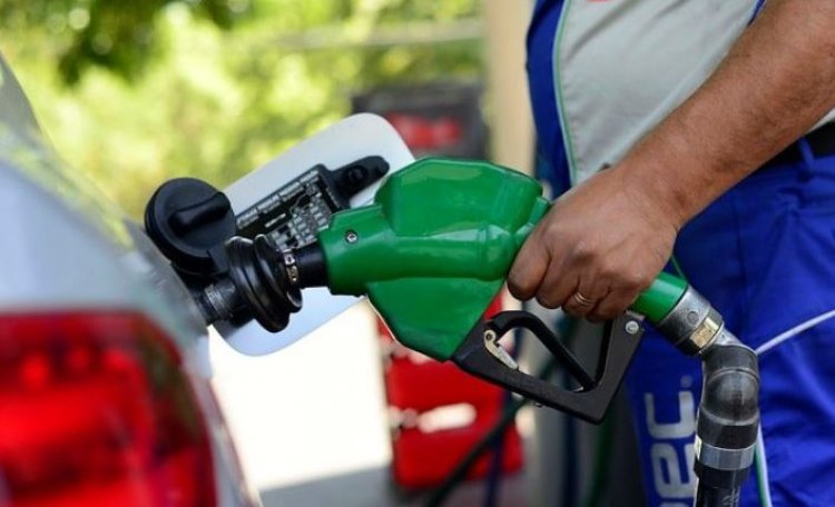 Economista explica las razones y consecuencias de importante alza en el precio de los combustibles
