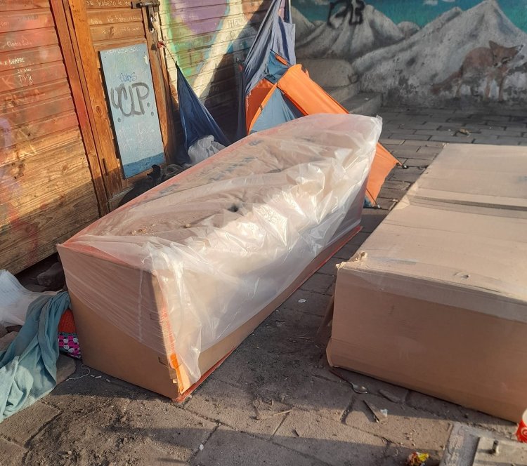 Linares: personas en condición de calle duermen al interior de cajas de refrigerador en las inmediaciones de la Plazoleta de Los Artesanos