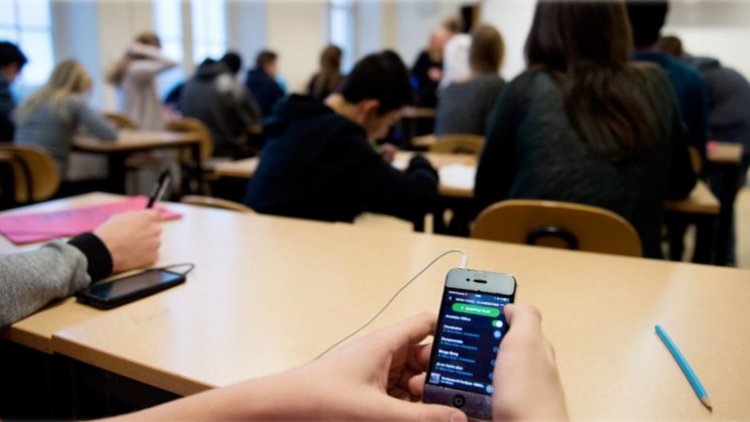 Regulación del uso de celulares en aulas: destacan beneficios para el aprendizaje y la conducta escolar