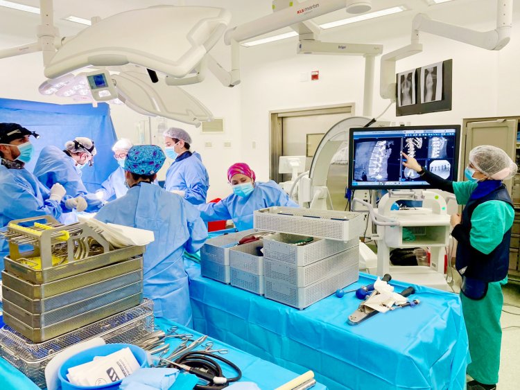 Hospital Regional de Talca realiza las primeras cirugías de escoliosis en menores de 25 años