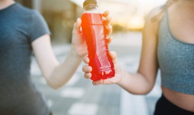 Bebidas energéticas e isotónicas: ¿Cuáles son los riesgos de su consumo excesivo?