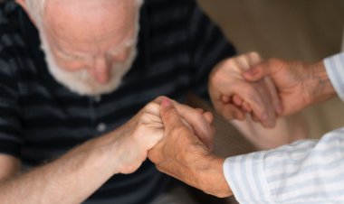 Especialistas explican posible relación entre mala higiene bucal y Alzheimer