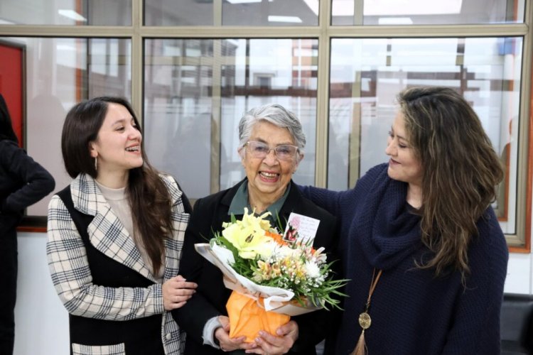 Dalila Moreno logra a los 79 años de edad titularse como técnico en trabajo social en el Centro de Formación Técnica San Agustín de Linares