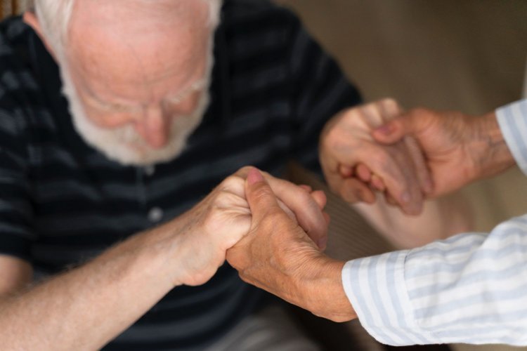 Especialistas explican posible relación entre mala higiene bucal y Alzheimer