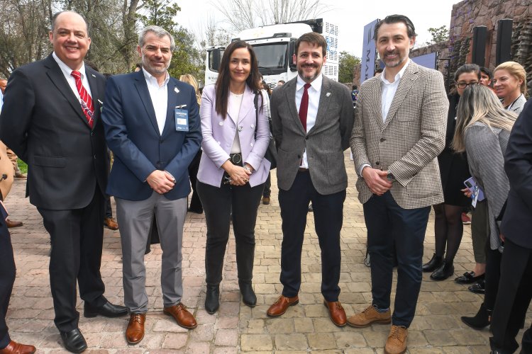 Walmart Chile junto a Marval Clean Logistics presentan primer camión a hidrógeno verde que realizará viajes a las regiones de Valparaíso y Maule