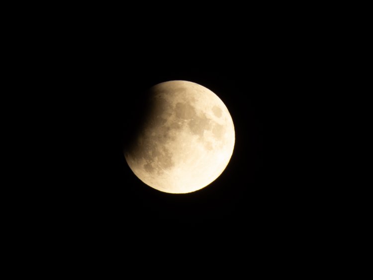 Eclipse lunar, un regalo dieciochero desde el cielo