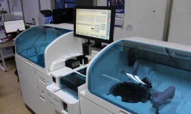 (VIDEO) Laboratorio del hospital de Linares adquiere nuevo equipo avanzado “Cobas Pure”