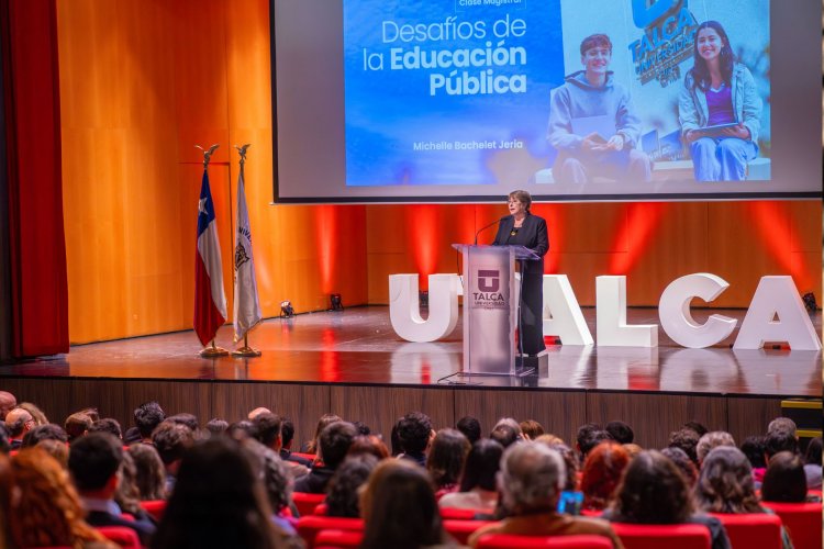 Michelle Bachelet destacó rol de las universidades en defensa de la democracia