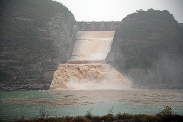 Embalse Colbún realiza vertimiento de aguas