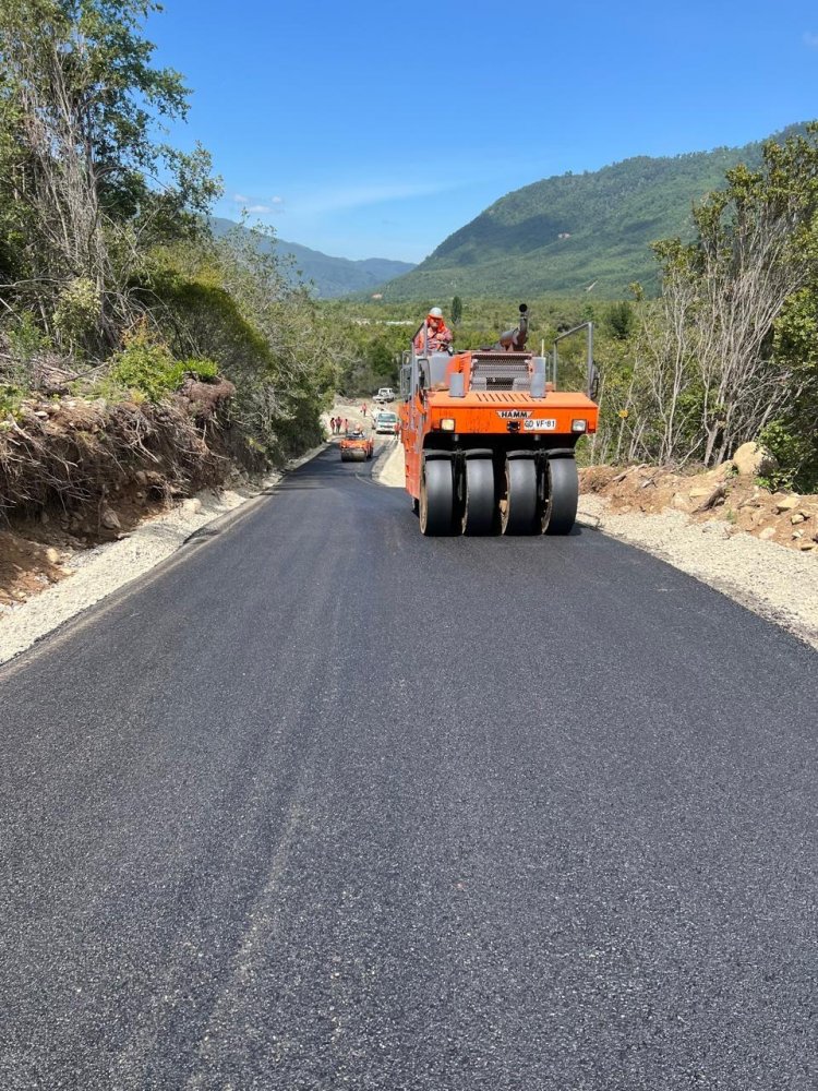 En su etapa final pavimentación del camino El Carbonero en la precordillera de Linares