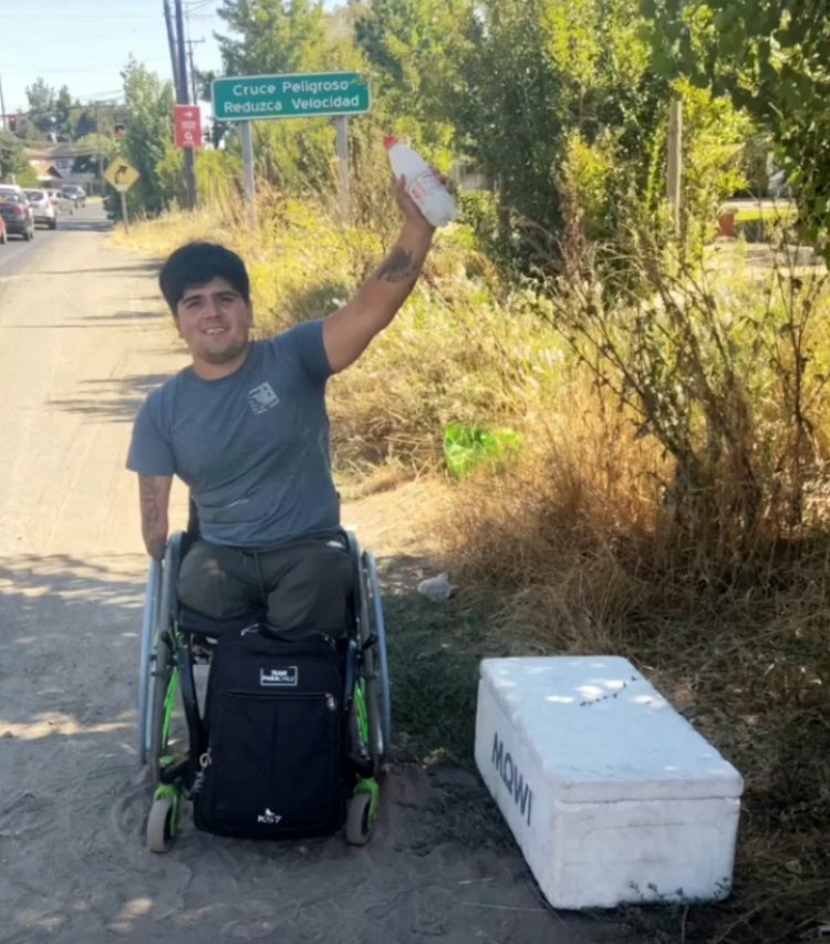 Linares: se viraliza caso de nadador paralímpico que debe vender agua mineral en la vía pública para costear sus entrenamientos