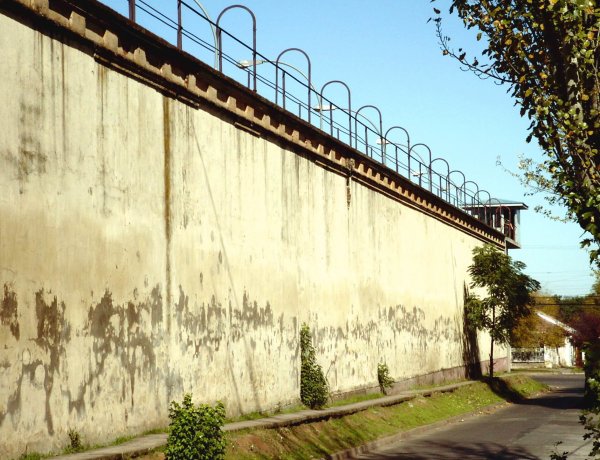 Descubren túnel al interior de cárcel de Talca: Hay cuatro internos involucrados