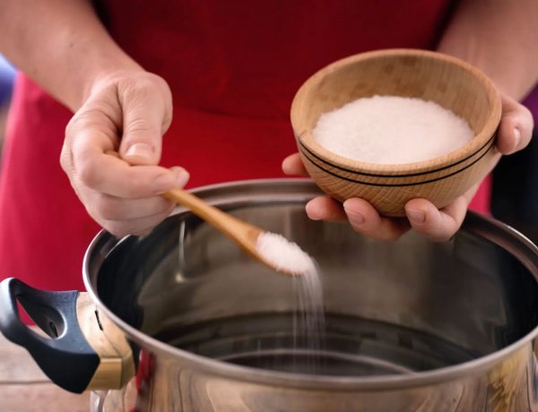 Alto consumo de sal en Chile: especialistas alertan sobre problemas a la salud