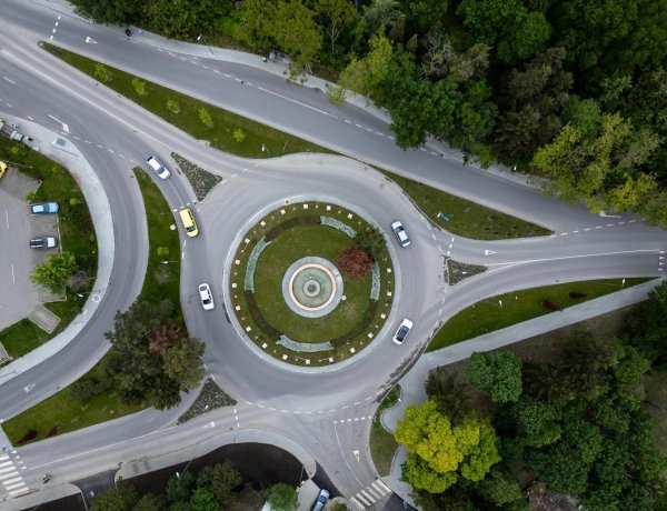 ¿Quién tiene la preferencia en la rotonda? La norma que muchos conductores aún desconocen