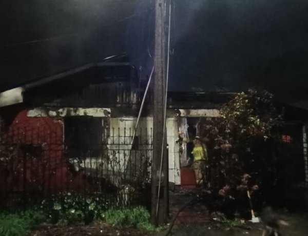 Linares: cinco personas lesionadas leves y daños totales por incendio de vivienda al interior de población Las Rosas