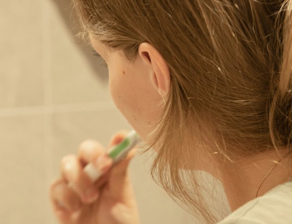 Vacaciones de invierno: advierten aumento del riesgo de caries y llaman a reforzar hábitos en niños