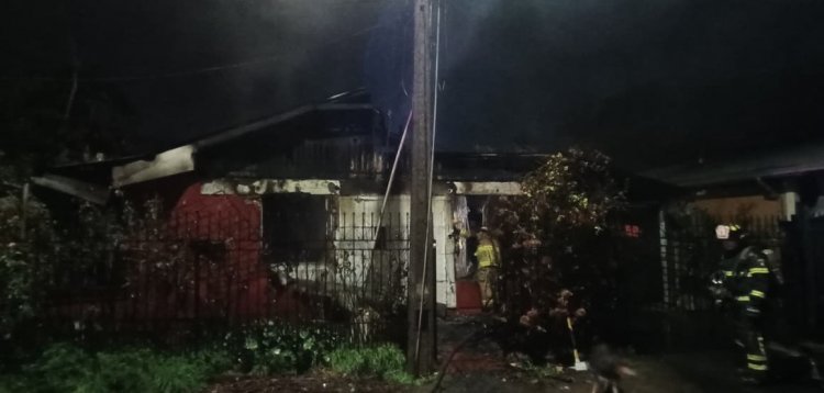 Linares: cinco personas lesionadas leves y daños totales por incendio de vivienda al interior de población Las Rosas