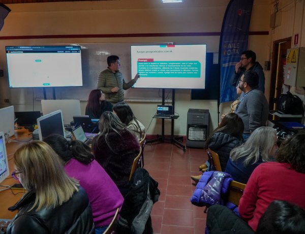Docentes del SLEP Maule Costa fortalecen uso de Inteligencia Artificial y herramientas digitales mediante trabajo colaborativo