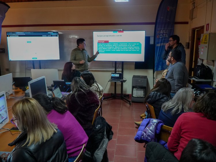 Docentes del SLEP Maule Costa fortalecen uso de Inteligencia Artificial y herramientas digitales mediante trabajo colaborativo