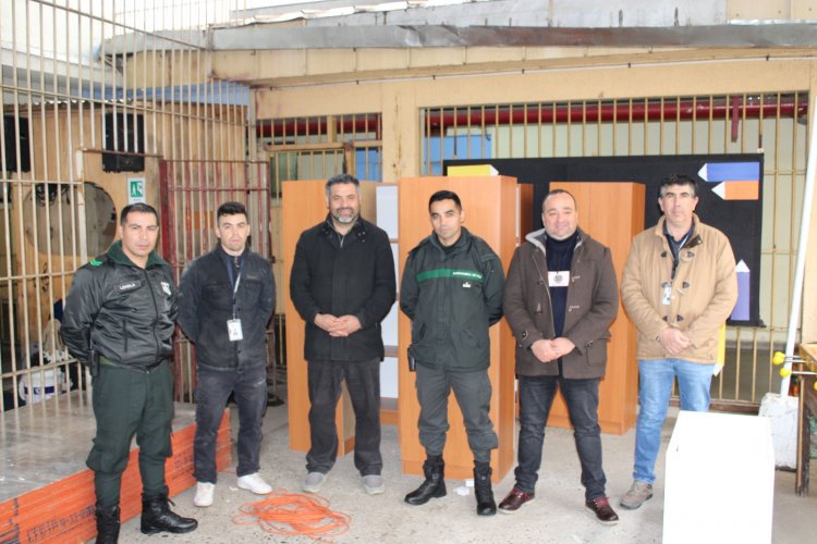 Alumnos en contexto de encierro construyen mobiliario para establecimientos del SLEP Maule Costa