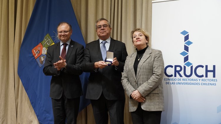 Exrector UTalca es distinguido por su trayectoria en la educación superior chilena