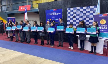 Linares: 620 estudiantes de séptimo básico reciben computadores con internet gratis por un año