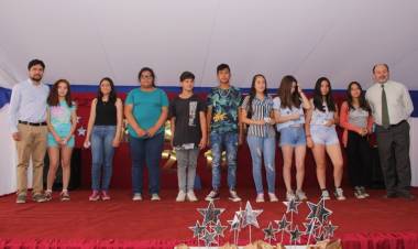 Alumnos de Colbún reciben una giftcard como parte del programa de Pro-Retención