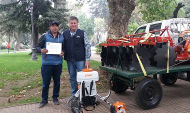 Millonaria entrega de equipos para campesinos de la provincia de Linares