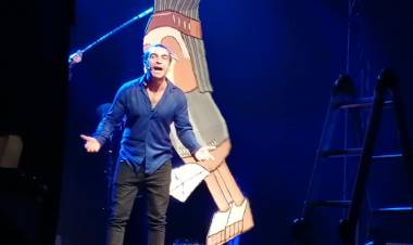 Más de 2 mil linarenses disfrutaron del comediante Jorge Alis