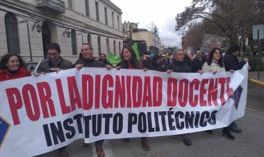 Docentes acuerdan seguir en paro en tres liceos emblemáticos de Linares