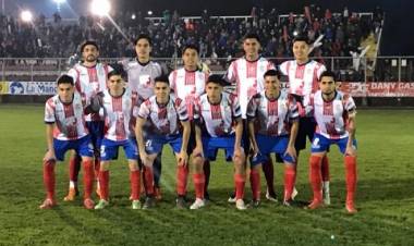 Linares gana con un hombre menos y se mantiene como súper líder de la Tercera División "A"