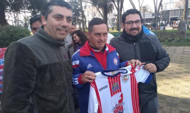 “Niba” recibe las disculpas de la Asociación de Fútbol Longaví y el “Depo” le regala la camiseta albirroja