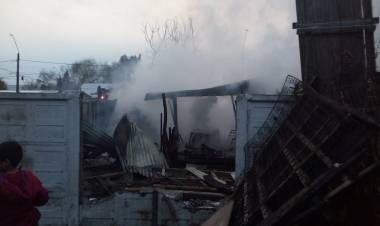 Recalentamiento de estufa artesanal habría sido causa de violento incendio en sector Huapi
